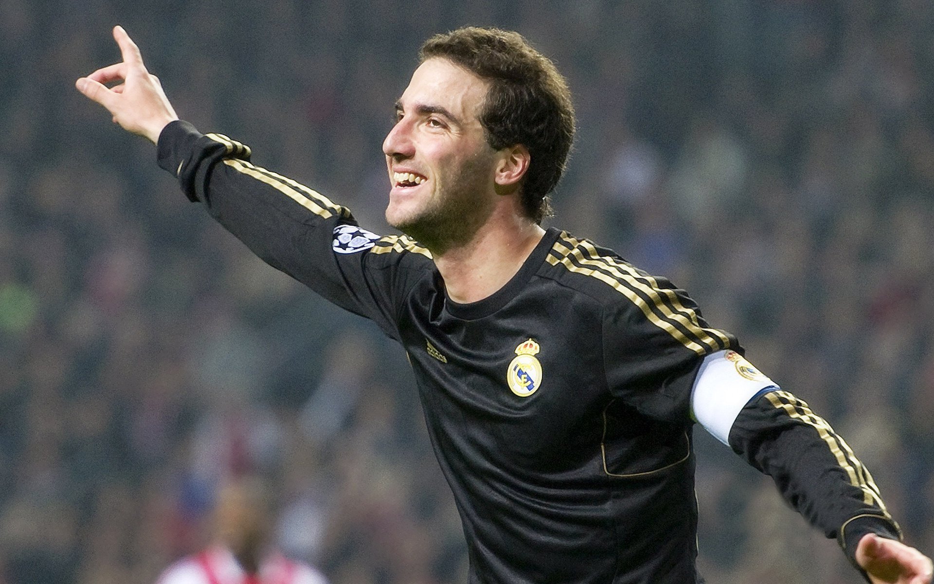 赛事志愿者奖学金制度激励更多学生参与赛事服务，赛会志愿者